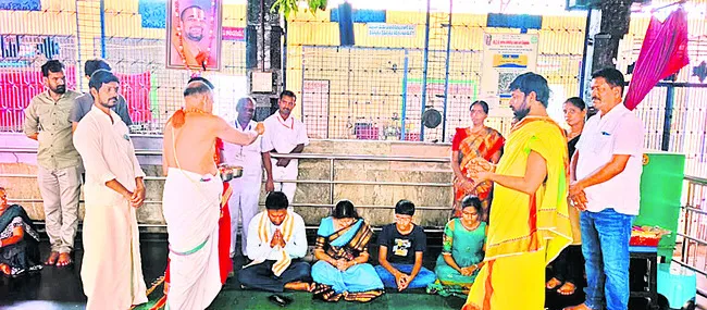 బుగులు వేంకన్నను దర్శించుకున్న దేవాదాయ అసిస్టెంట్ కమిష