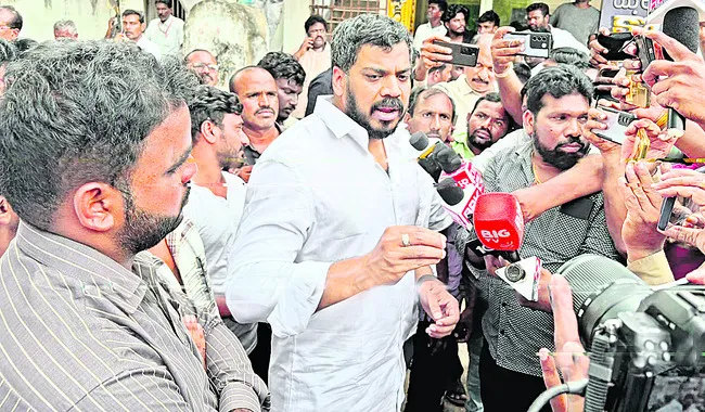 అక్రమ కేసులకు భయపడం