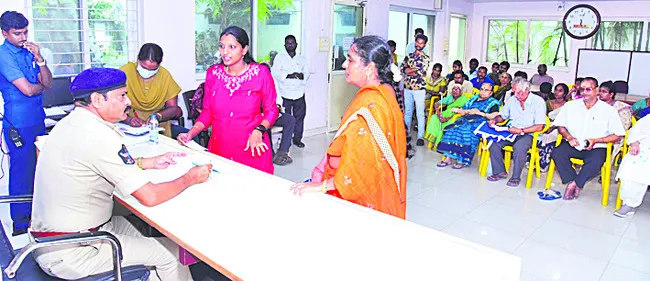 పోలీస్‌ ప్రజావాణిలో 81 ఫిర్యాదులు 