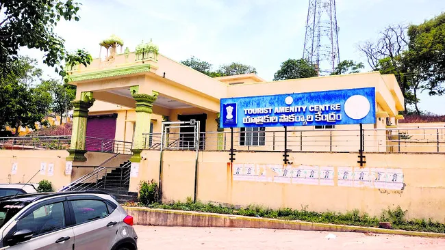 వినియోగంలోకి రాని సౌకర్య కేంద్రాలు.. 
