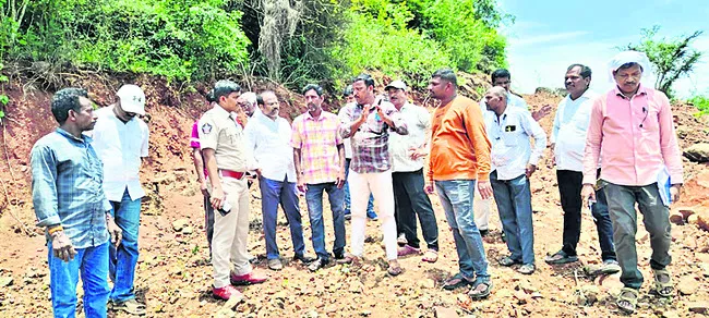 క్వారీ రోడ్డు కోసం కొండనే తొలిచేస్తున్నారు 