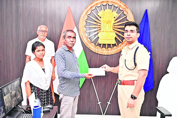 రిటైర్డ్ హోంగార్డుకు ఆర్థికసాయం