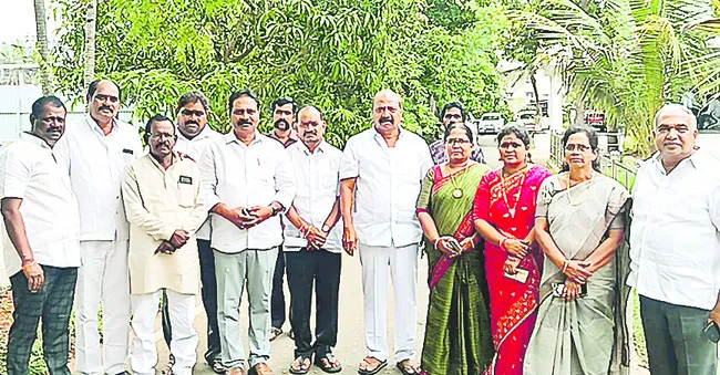 మృతుల కుటుంబాలను ప్రభుత్వం ఆదుకోవాలి