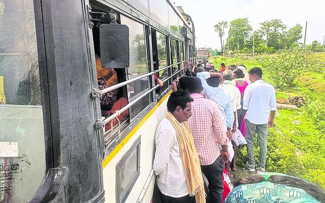 ప్రయాణికురాలి బ్యాగ్ నుంచి నగదు అపహరణ