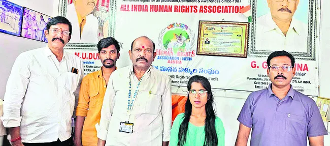 యువకులపై పోలీసుల దాడి దారుణం