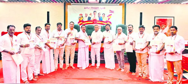 విద్యార్థులకు విజయ్‌ ప్రోత్సాహకం 