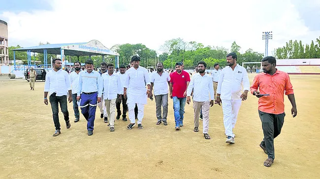క్రీడాప్రాంగణాన్ని అభివృద్ధి చేస్తాం