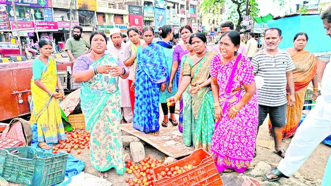చిరువ్యాపారులపై అధికారుల జులుం