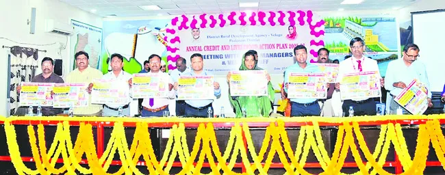 మహిళలు సమాజ చోదకులు