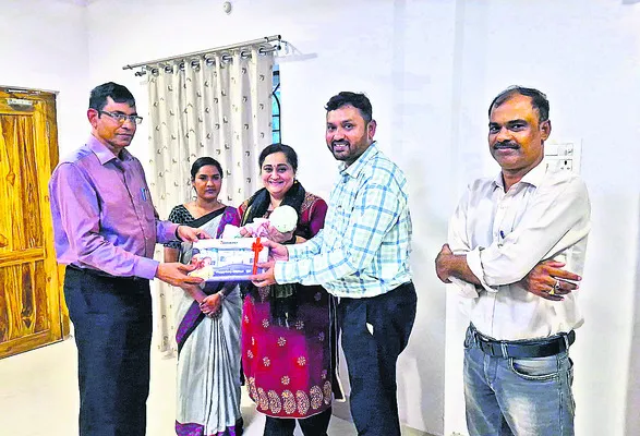 ముంబై దంపతులకు శిశివు దత్తత