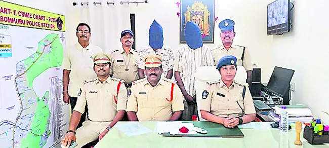 పోలీసులమని చెప్పి బెదిరిస్తున్న ఇద్దరి అరెస్టు 