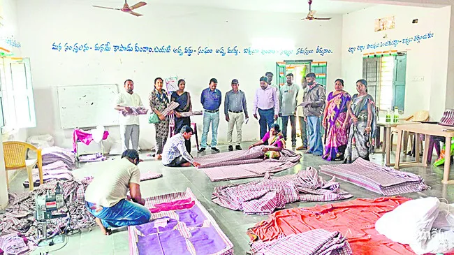 గడువులోగా యూనిఫాం అందించాలి