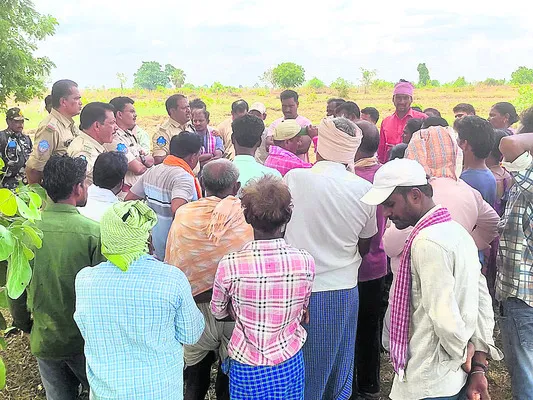 రైతులు, అటవీ అధికారుల మధ్య వాగ్వాదం