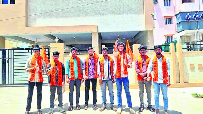 కేఎంఆర్‌ కళాశాలపై చర్యలు తీసుకోవాలని ఆందోళన 