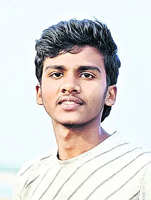 రోడ్డు ప్రమాదంలో గాయపడిన విద్యార్థి మృతి 