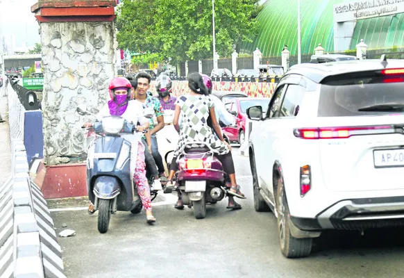రాంగ్ రూట్లో రిస్క్ జర్నీ!
