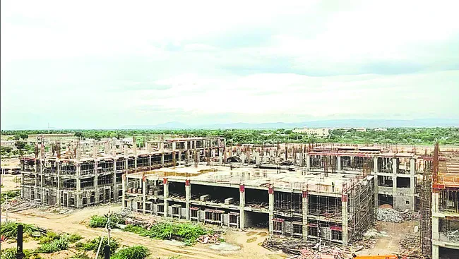 మెడికల్‌ కళాశాలపై పచ్చపడగ...