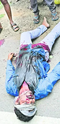 రెండు బైక్‌లను ఢీకొట్టిన ఆటో 