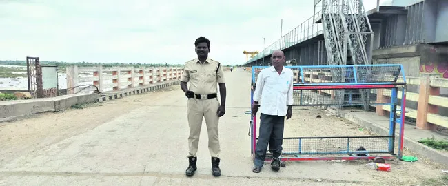 చెక్‌పోస్టు వద్ద  కొనసాగుతున్న తనిఖీలు 