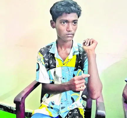 బాలుడిని అకారణంగా కొట్టిన కానిస్టేబుల్