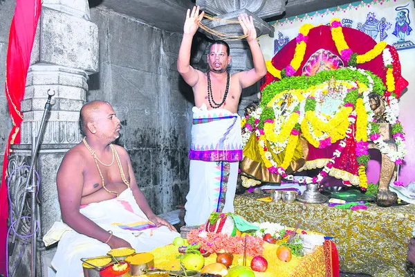 యాదగిరీశుడికి నిత్యపూజలు