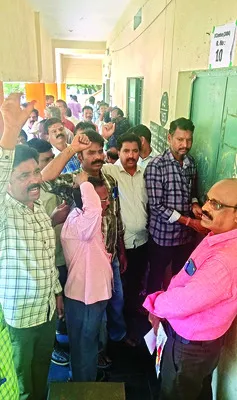 230 పోయి 19 పోస్టులు మిగిలాయి!