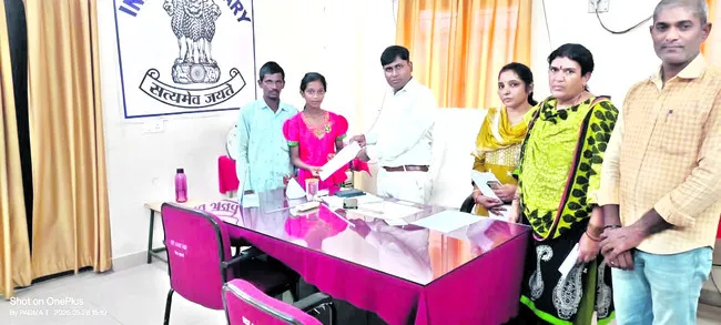 తండ్రి, కూతుళ్ల మధ్య వివాదం పరిష్కారం