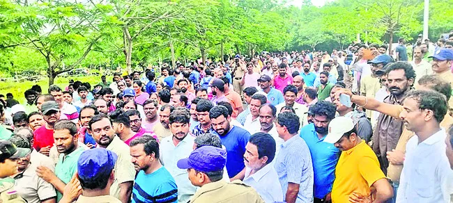ఉపాధి కల్పించకుంటే మా గతేంటి? 