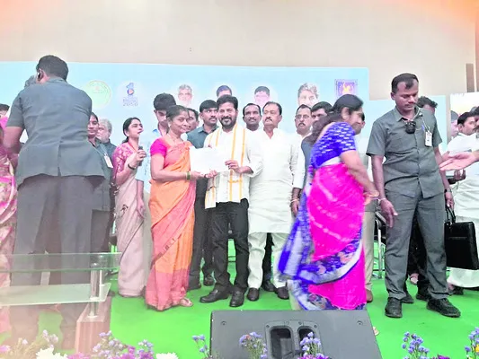 సీఎం చేతుల మీదుగా ఉత్తమ పురస్కారం