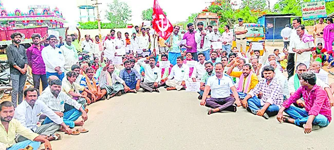 రోడ్డెక్కిన రైతులు