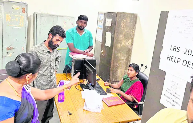 ఇంటి అనుమతి కోసం నిలదీత