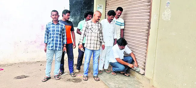 జీడి పిక్కల వ్యాపారి షాప్‌/ఇంటికి తాళాలు