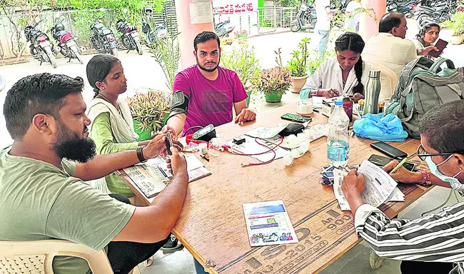 కార్మికులకు ఆరోగ్య పరీక్షలు 
