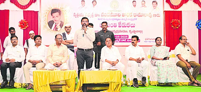ఎన్టీఆర్కు కలెక్టర్ నివాళి