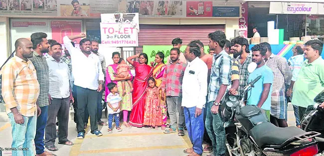 చిట్టీ డబ్బులు అడిగితే కుటుంబంపై దాడి