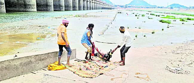 కృష్ణానదిలో గుర్తుతెలియని వ్యక్తి మృతదేహం 