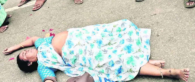 రోడ్డు ప్రమాదంలో మహిళ మృతి