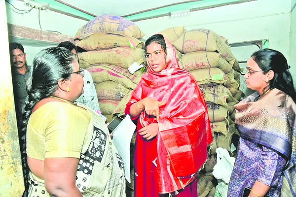 కార్డుదారులందరికీ రేషన్‌ అందాలి 