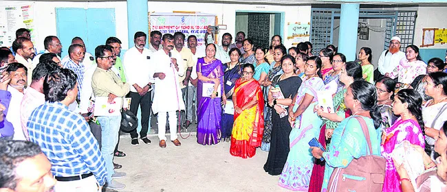 ప్రభుత్వ పాఠశాలలను బలోపేతం చేయాలి