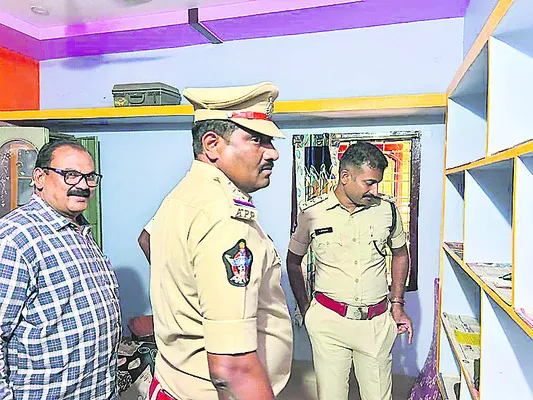 తీర్థయాత్రలకు వెళితే ఇంటిని దోచేశారు