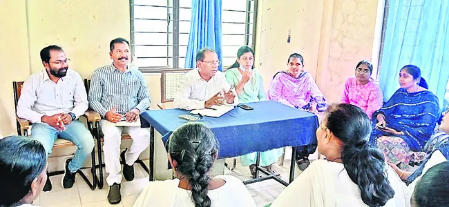 వైద్యసిబ్బంది సమయపాలన పాటించాలి