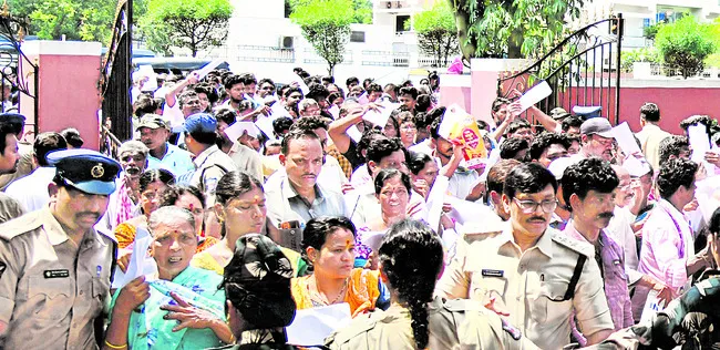 రోడ్డెక్కినా..  సాయం కరువు  