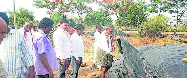 ధాన్యం కొనుగోలు కేంద్రం పరిశీలన