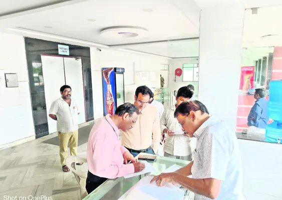 సినిమా థియేటర్లలో సోదాలు 