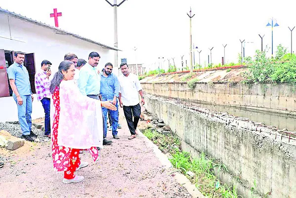 వ్యర్థాల తరలింపులో నిర్లక్ష్యంపై మేయర్ ఆగ్రహం