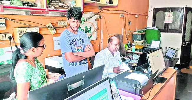 మీ సేవ కేంద్రాల్లో ఆకస్మిక తనిఖీలు