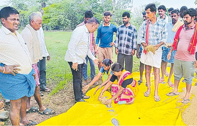 Farmers protest in Kummarikunt to buy grain