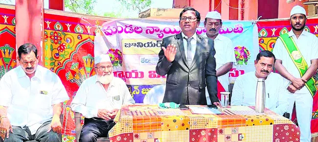 కార్మిక చట్టాలపై అవగాహన కలిగి ఉండాలి 