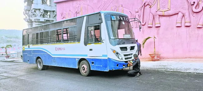 బస్సు నడుపుతుండగా డ్రైవర్కు అస్వస్థత