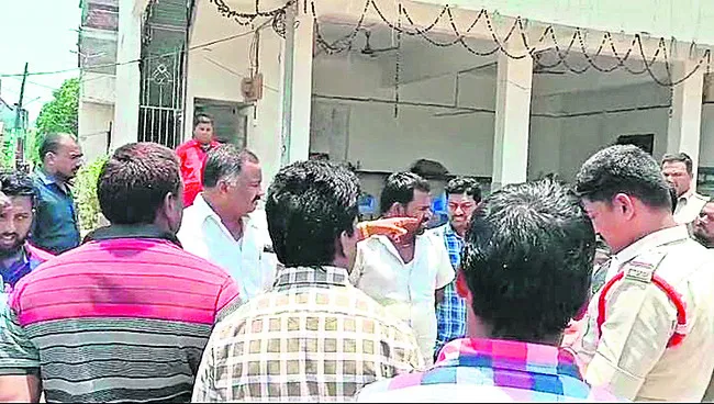 అన్నదాన సత్రం కూల్చివేతను అడ్డుకున్న భక్తులు